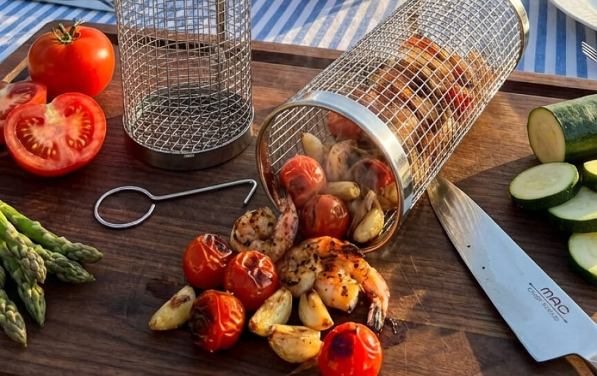 Serving grilled vegetables from the basket